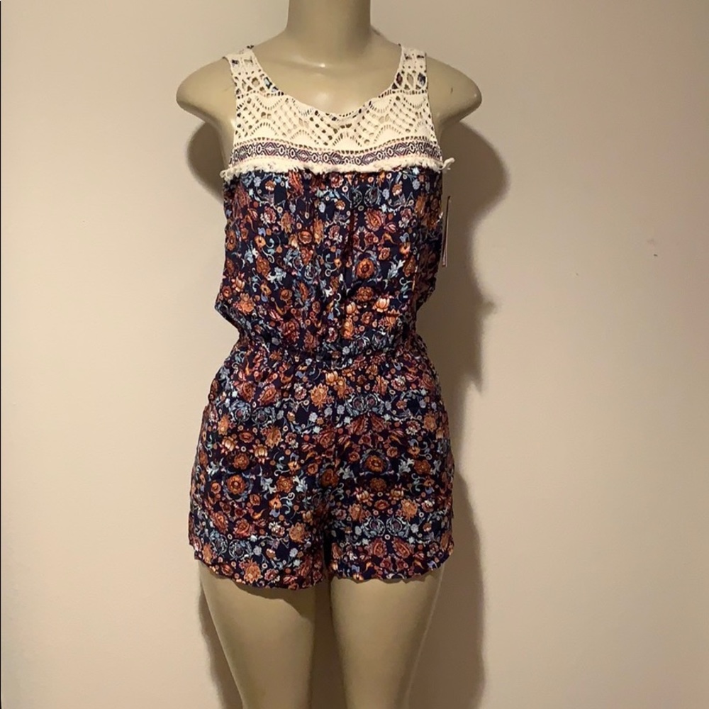 NWT🌺Crochet romper
